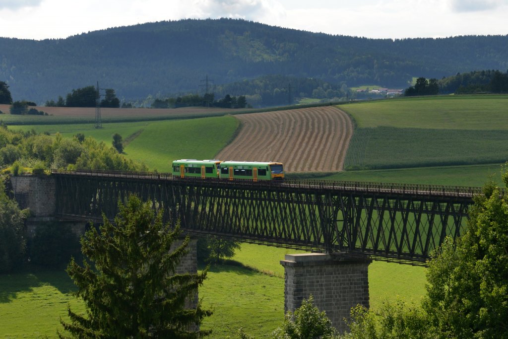 VT 21 + VT 27 der Regentalbahn (Waldbahn) nach Plattling am 03.08.2012 unterwegs bei Regen.