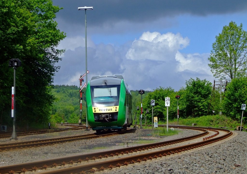 VT 210 (ein CORADIA LINT 27) der vectus Verkehrsgesellschaft mbH fhrt am 30.05.2010 vom Bf Westerburg/Ww Richtung Hachenburg und Altenkirchen auf der Oberwesterwaldbahn (KBS 461). Gesellschafter der vectus sind die Hessische Landesbahn (74,9%) und die Westerwaldbahn (25,1%).
