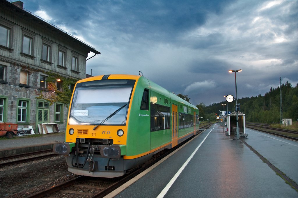 VT 23 steht am Abend des 08.08.2010 als RB nach Plattling in Bayerisch Eisenstein abfahrbereit.