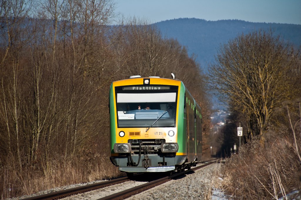 VT 23 und VT 24 als RB von Bayerisch Eisenstein nach Plattling, am 07.02.2011 zwischen Deggendorf Hbf und Pankofen.