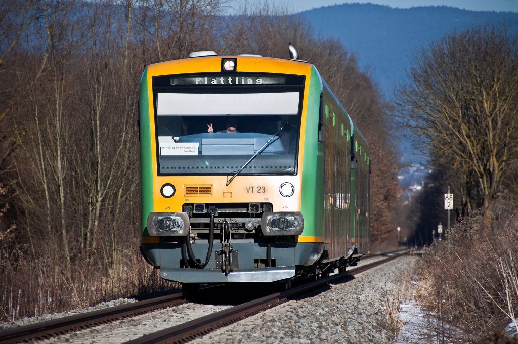 VT 23 und VT 24 als RB von Bayerisch Eisenstein nach Plattling, am 07.02.2011 zwischen Deggendorf Hbf und Pankofen.