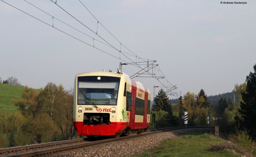 VT 232 der HzL als HzL88041 (Brunlingen Bahnhof-Blumberg-Zollhaus) bei Neufra 22.4.11