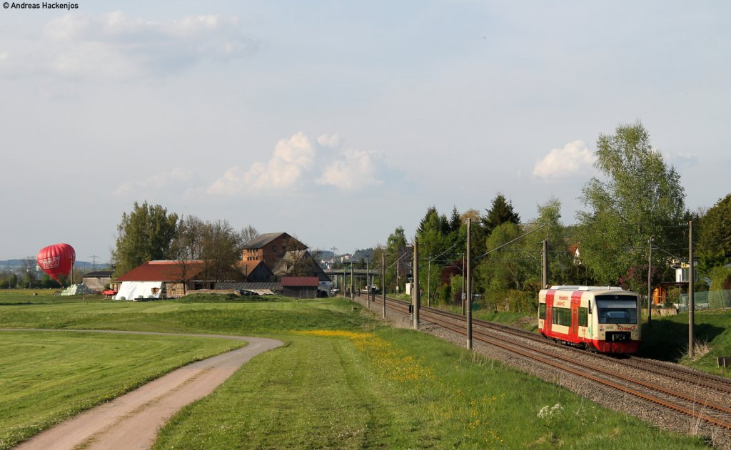 VT 239 der HzL als HzL88121 (Br�unlingen Bahnhof-Trossingen Stadt) bei Klengen 6.5.11