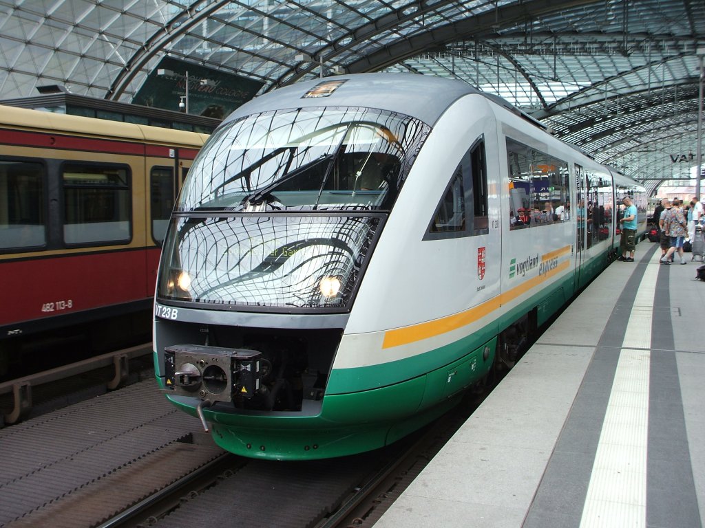 VT 23B der Vogtlandbahn angekommen als Vogtlandexpress VX 81146 von Adorf(Vogtl.)in Berlin Hbf

Aufgenommen am 17.07.2011