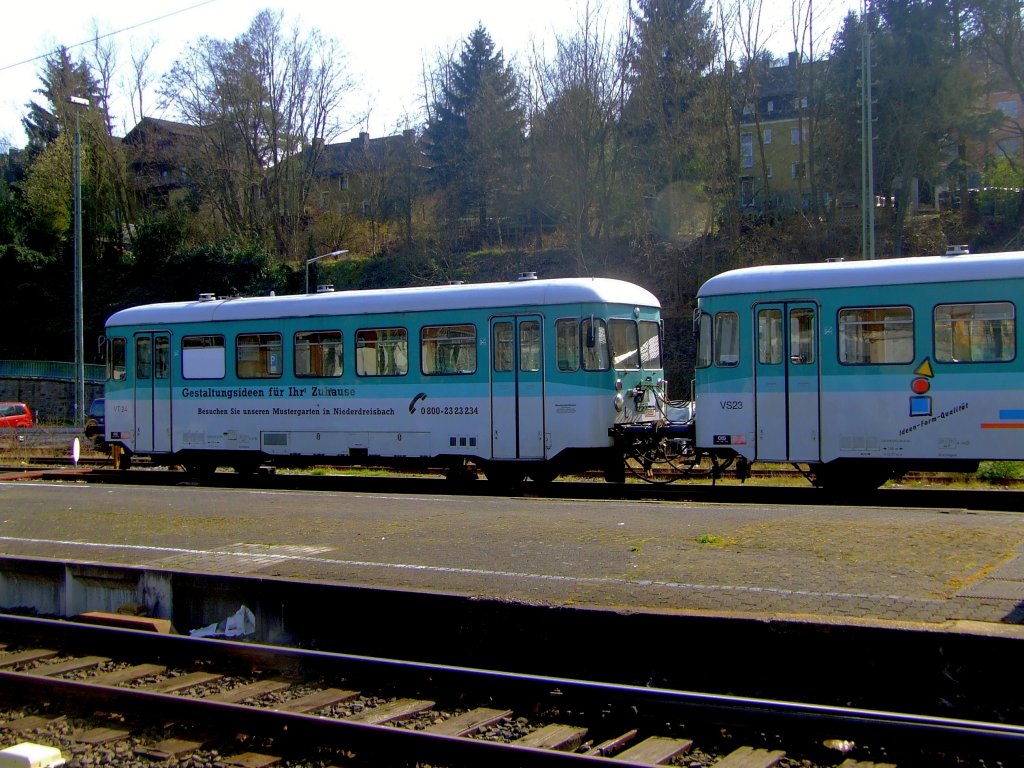 VT 24 mit VS 23 der Westerwaldbahn (WEBA) steht im Bahnhof Betzdorf am 25.03.2007.  Die Unternehmen Gmeinder und Auwrter lieferten die beiden Fahrzeuge 1968 an die Wrttembergische Eisenbahn-Gesellschaft, die diese 1996 an die WEBA verkaufte. Bis 2009  wurden sie von der WEBA auf der Daadetalbahn (im Schlerverkehr) eingesetzt. 