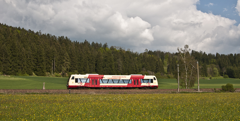 VT 240 als HzL85894 (Tuttlingen - Brunlingen Bf) am 22. Mai 2010 bei Aufen.