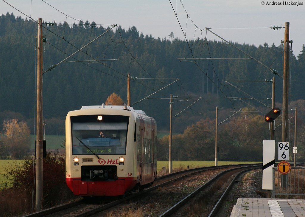 VT 242 der HzL als HzL85839 (Villingen(Schwarzw)-Br�unlingen Bahnhof) in Aufen 28.10.09