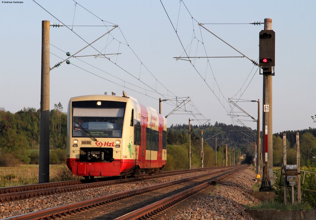 VT 244 der HzL als HzL 88125 (Brunlingen Bahnhof-Immendingen) bei Klengen 6.5.11