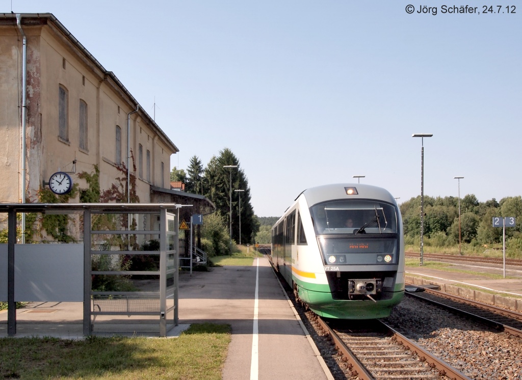 VT 25 der Vogtlandbahn hlt am 24.7.12 auf dem Weg von Regensburg nach Hof kurz in Irrenlohe auf Gleis 1.