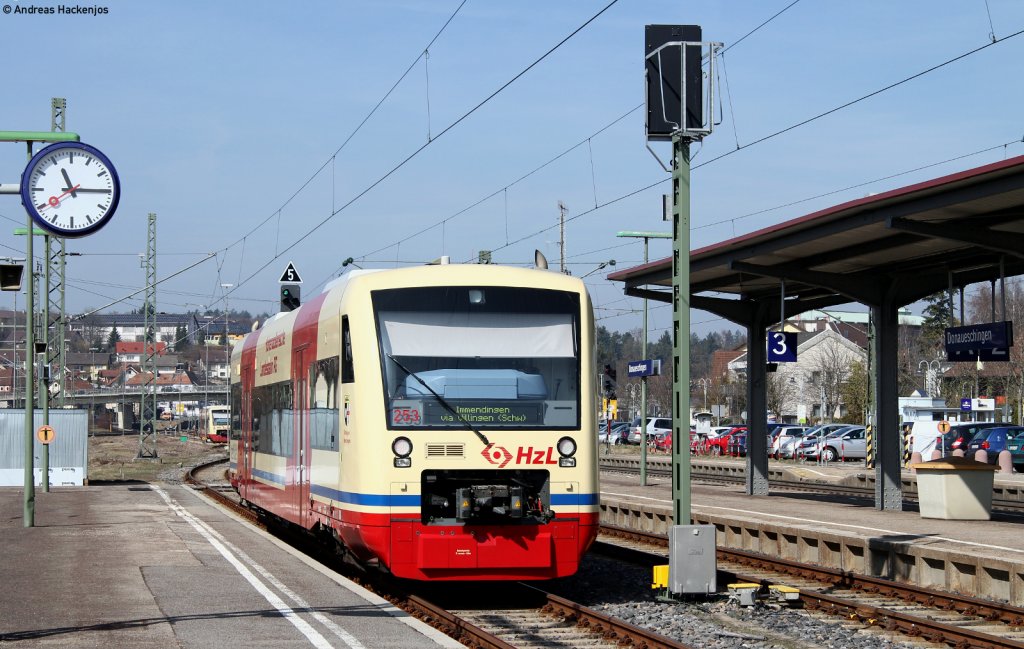 VT 253 der HzL als HzL88063 (Br�unlingen Bahnhof-Rottweil) in Donaueschingen 24.3.11 Damit konnte ich auch endlich mal den Ausflug eines Seeh�sles beim Ringzug dokumentieren