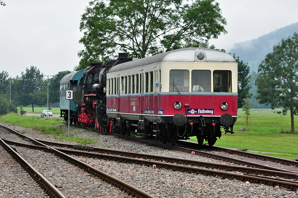 VT 3 und 52 801 der WTB (Sauschwnzlebahn) am Bf Zollhaus-Blumberg 04.09.2011