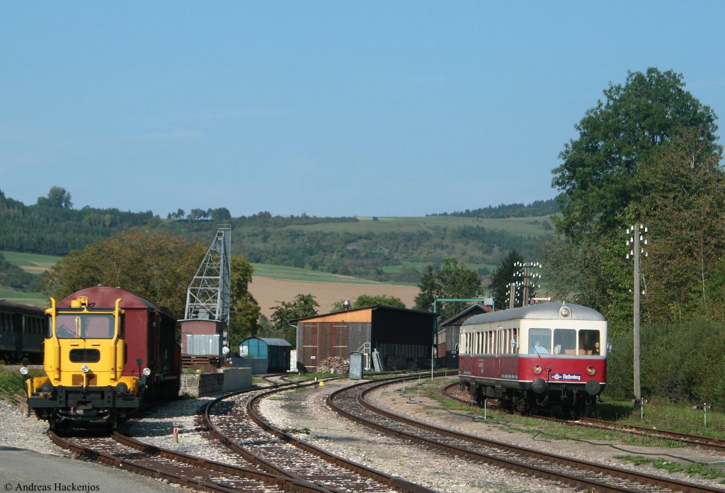VT 3 war am 26.9.09 anl�sslich eines 30.Geburtstags eines Eisenbahnfreunds den ich kenne auf Sonderfahrt unterwegs. Hier f�hrt er gerade in F�tzen ein wo er mit dem Dampfzug kreuzen wird