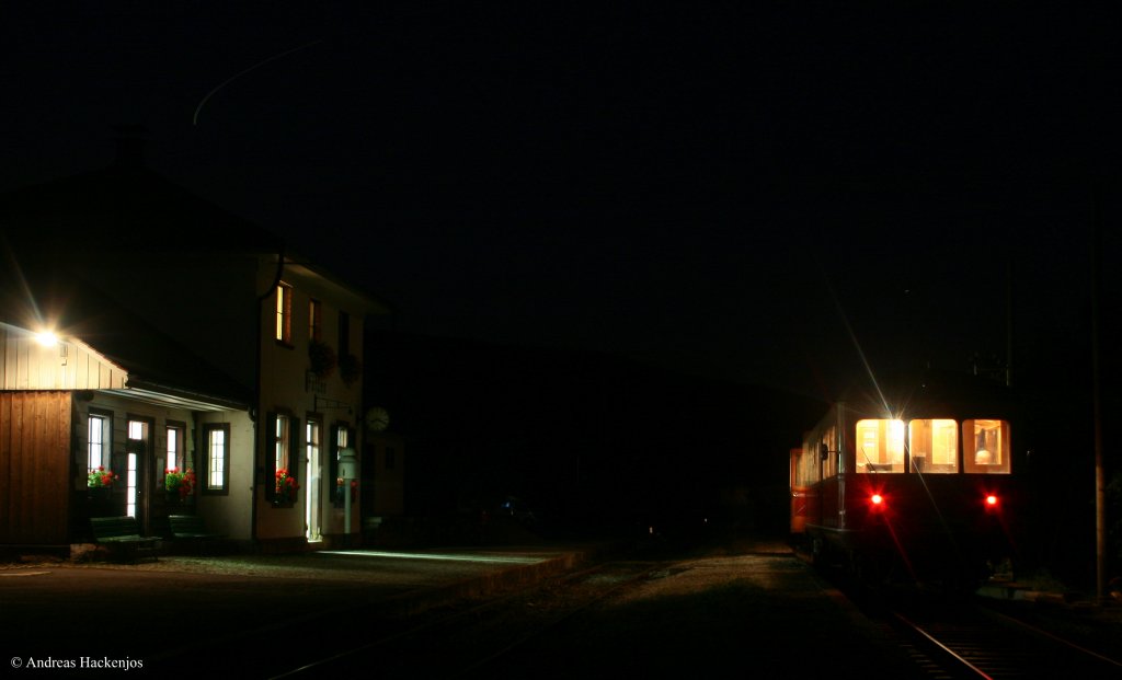 VT 3 war am 26.9.09 anlsslich eines 30.Geburtstags eines Eisenbahnfreunds den ich kenne auf Sonderfahrt unterwegs. Nach einem Abendessen war es schon Dunkel als Ftzen verlassen wurde. Da hier nachts keine Zge mehr fahren gibt es keine Bahnsteigbeleuchtung mehr 