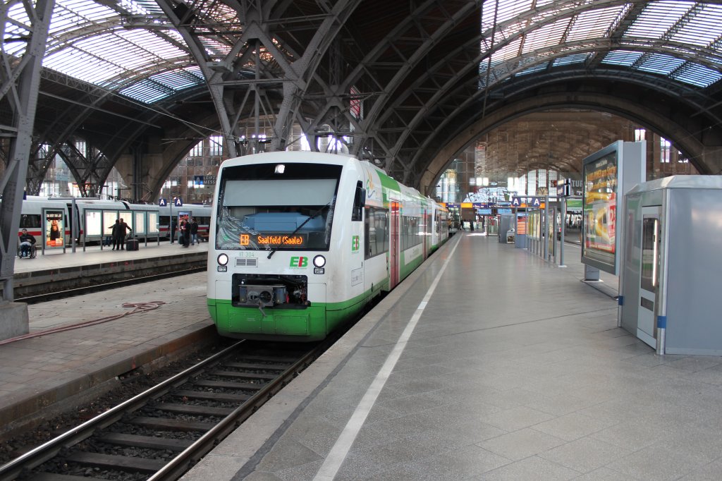 VT 304 und VT 326 der Erfurt Bahn steht in Leipzig Hbf zur Abfahrt nach Saalfeld (Saale), der hintere Teil verbleibt in Gera Hbf.17.11.2012
