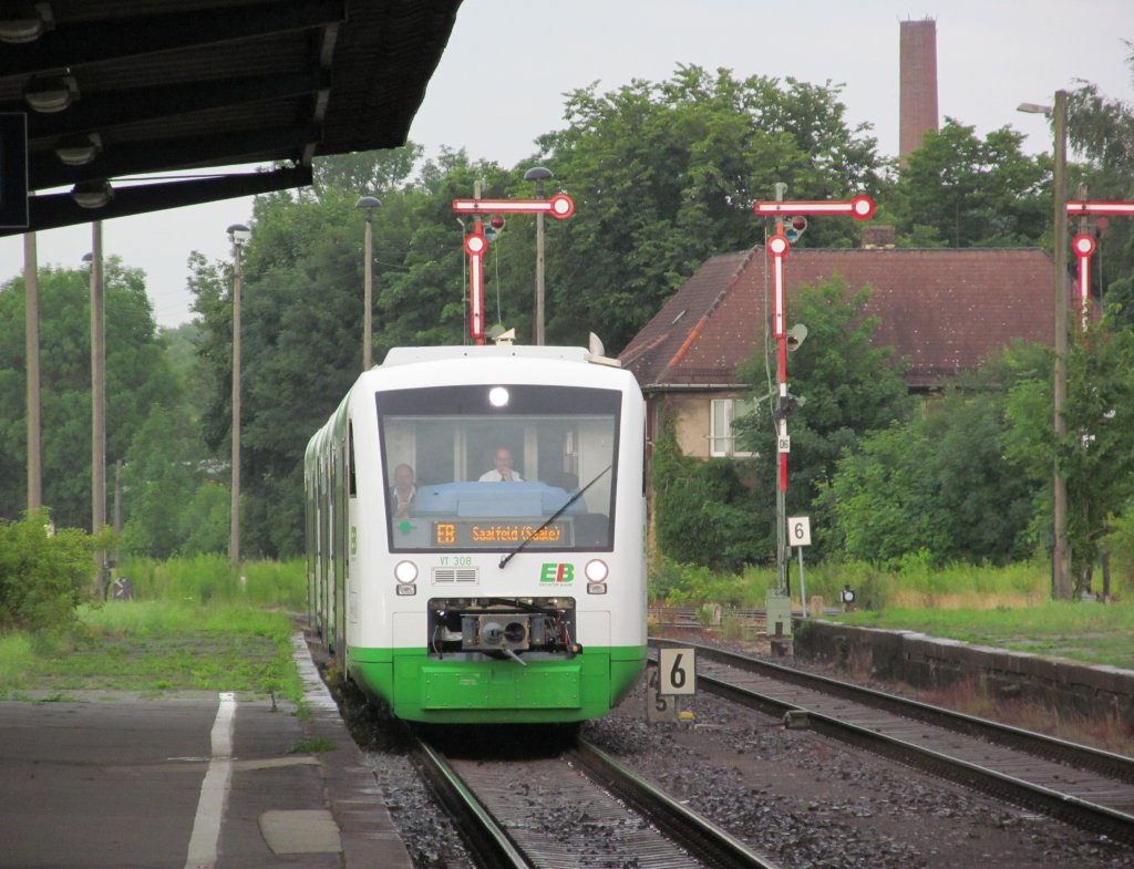 VT 308 und zwei weitere 650er der EIB erreichen am 01. Juli 2012 als EB nach Saalfeld (Saale) den Bahnhof Zeitz.