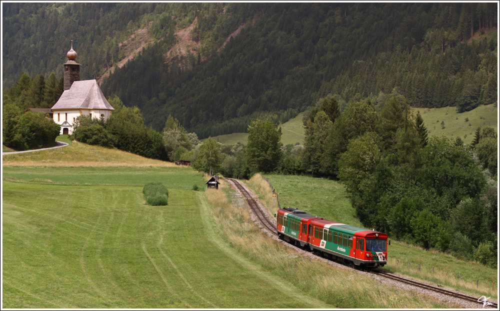 VT 32 + VS 43 der Steiermrkischen Landesbahnen fhrt als R 8710 von Tamsweg nach Unzmarkt. 
Saurau 19.7.2011