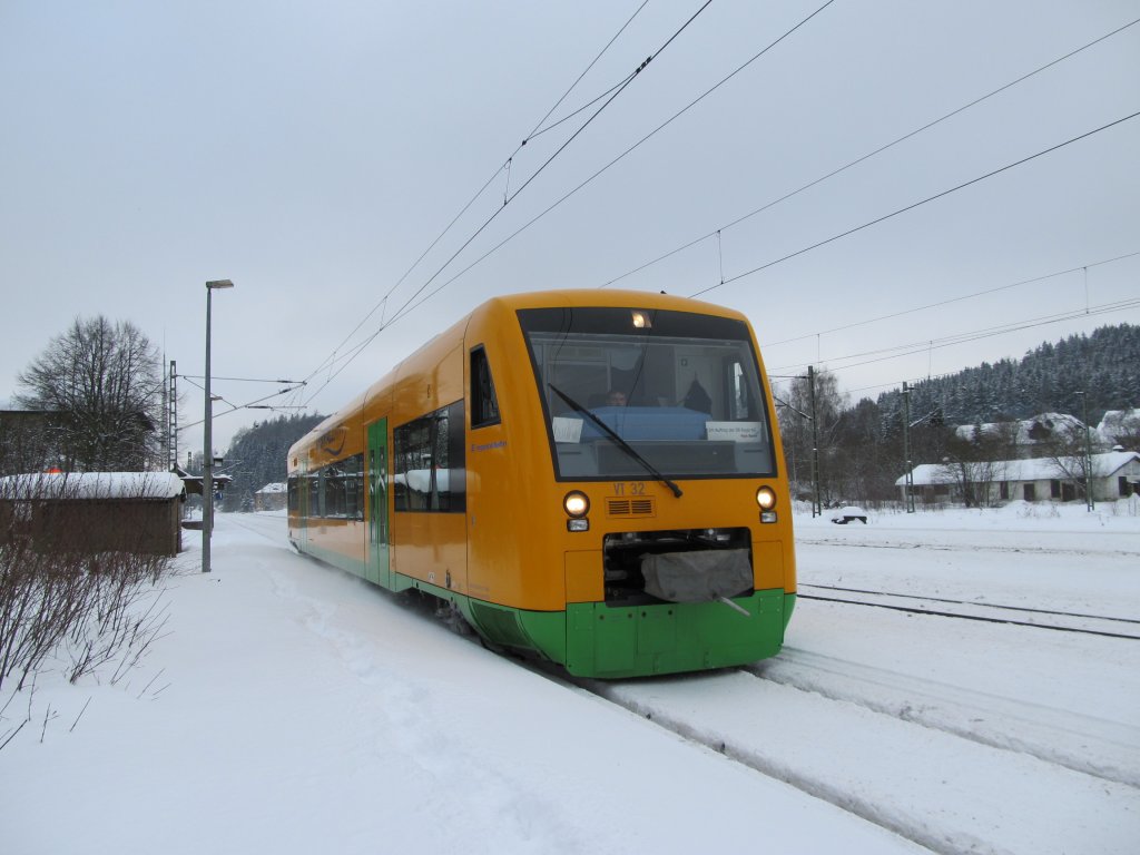 VT 32 der Oberpfalzbahn passiert am 28. Dezember 2010 auf seiner berfhrungsfahrt den Bahnhof Pressig-Rothenkirchen ber Gleis 1.