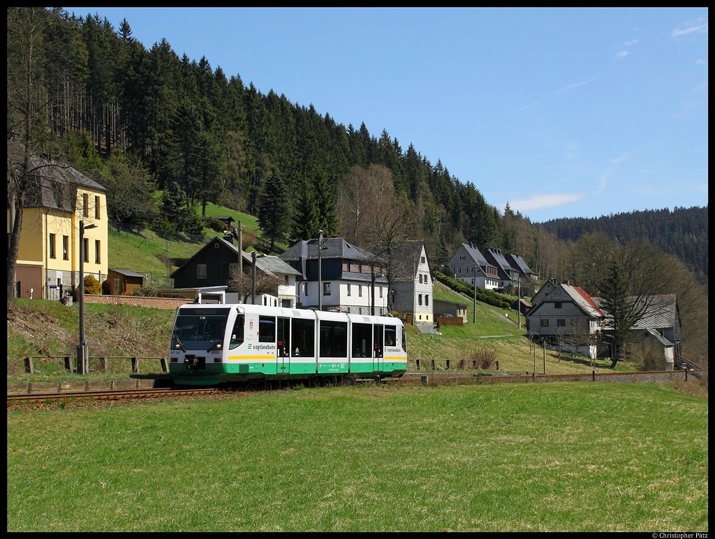 VT 33 der Vogtlandbahn erreicht am 27.04.2012 den Haltepunkt Zwota-Zechenbach.