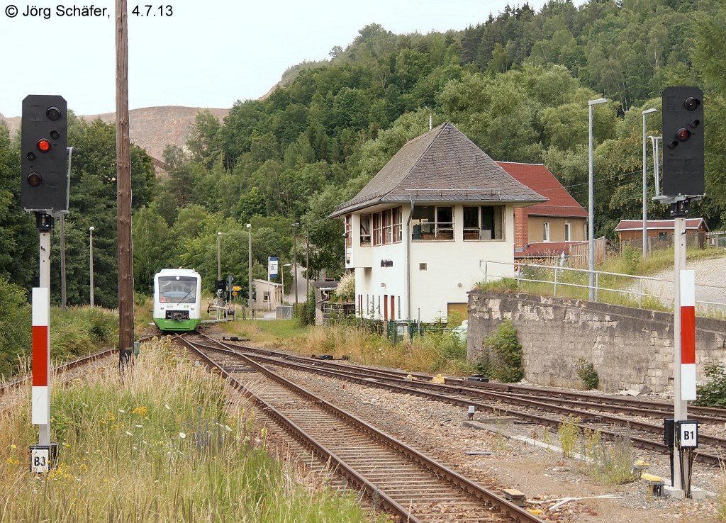 VT 336 der Erfurter Bahn fhrt am 4.7.13 als  Saale-Elster-Bahn  nach Zeulenroda in den Bahnhof Loitsch-Hohenleuben ein. Rechts das immer noch besetzte Fahrdienstleiter-Stellwerk.