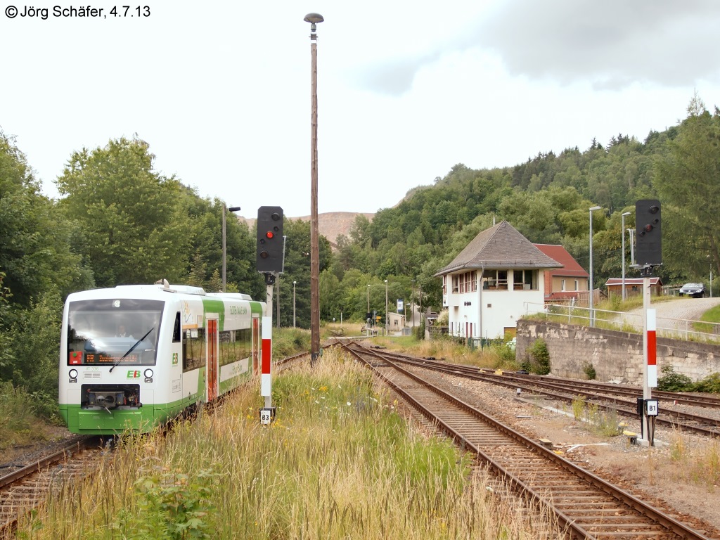 VT 336 der Erfurter Bahn fhrt am 4.7.13 als  Saale-Elster-Bahn  nach Zeulenroda in den Bahnhof Loitsch-Hohenleuben ein. Rechts das immer noch besetzte Fahrdienstleiter-Stellwerk.

