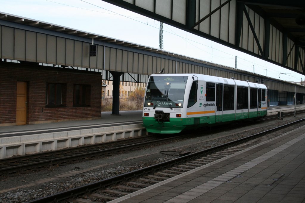 VT 36 zum zweiten. Hier bei der Aussfahrt aus dem Bahnhof Zwickau(Sachs.)Hbf.nach Adorf.