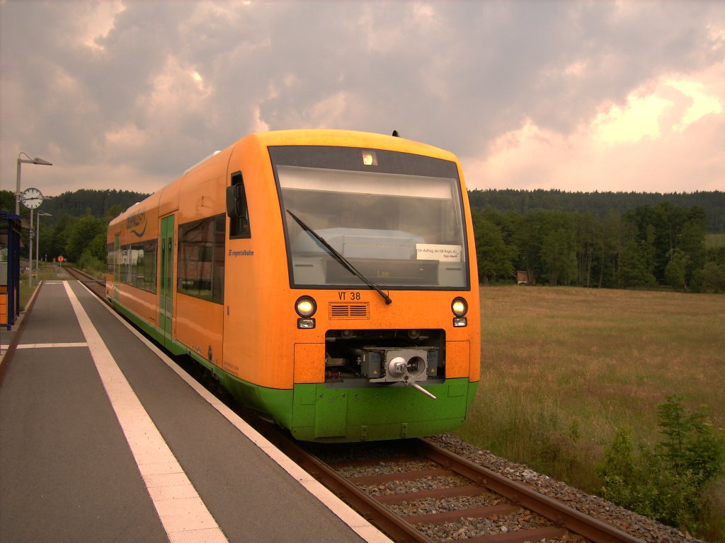 VT 38 der Regentalbahn am HP Grafenwiesen auf der Strecke Lam - Cham 
06.2007