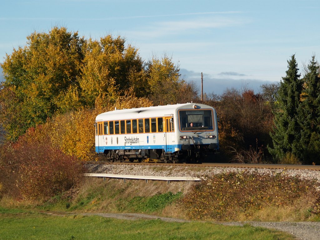 VT 410 der Wrttembergischen Eisenbahn-Gesellschaft (WEG) auf der Strohgubahn Korntal - Weissach. Aufgenommen am 5. November 2010 in der Nhe des Haltepunkts Gymnasium Korntal.