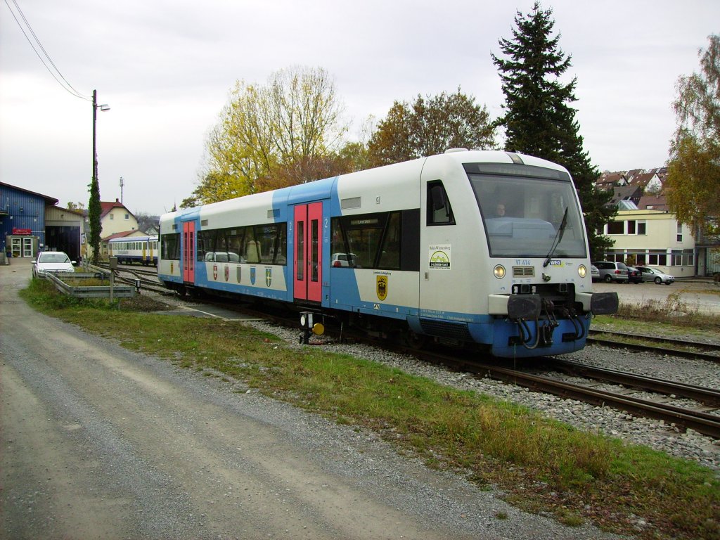 VT 414 der WEG hat am 03.11.2011 gerade den Lokschuppen des Bahnhofs