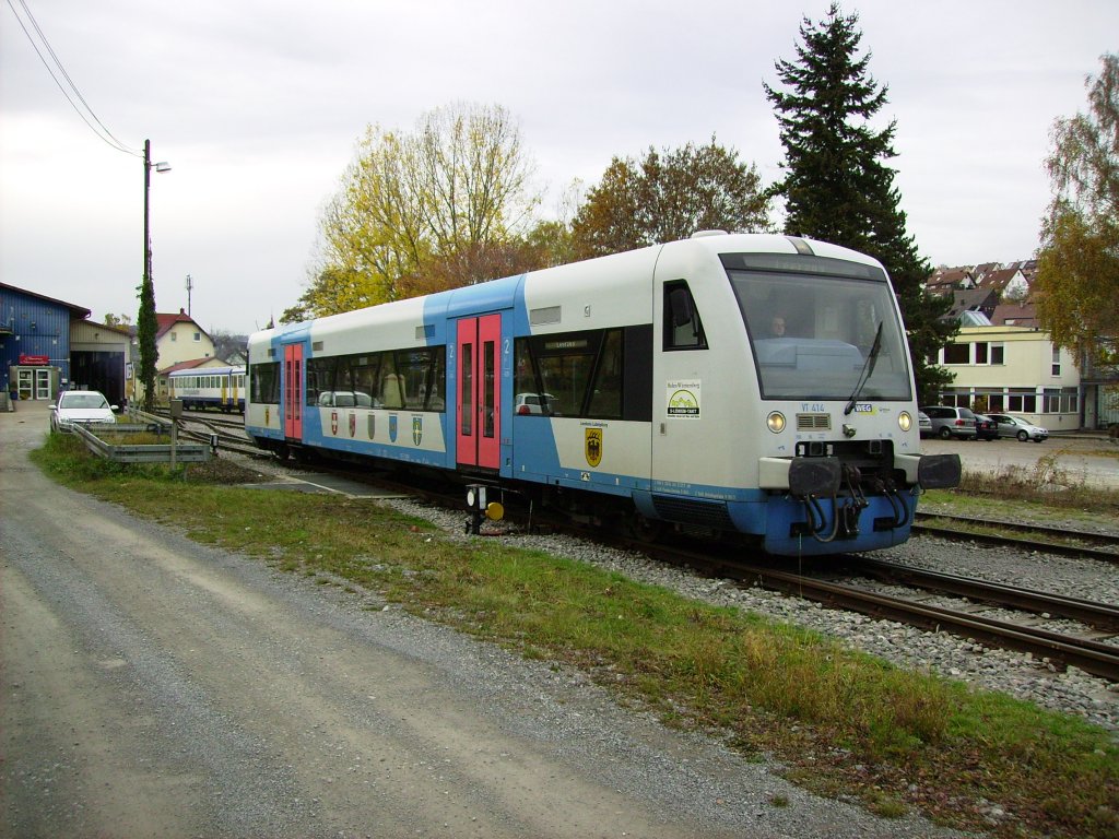 VT 414 der WEG hat am 03.11.2011 gerade den Lokschuppen des Bahnhofs Weissach verlassen und setzt seine Fahrt in Richtung Korntal, nachdem die Weiche umgestellt war, fort.