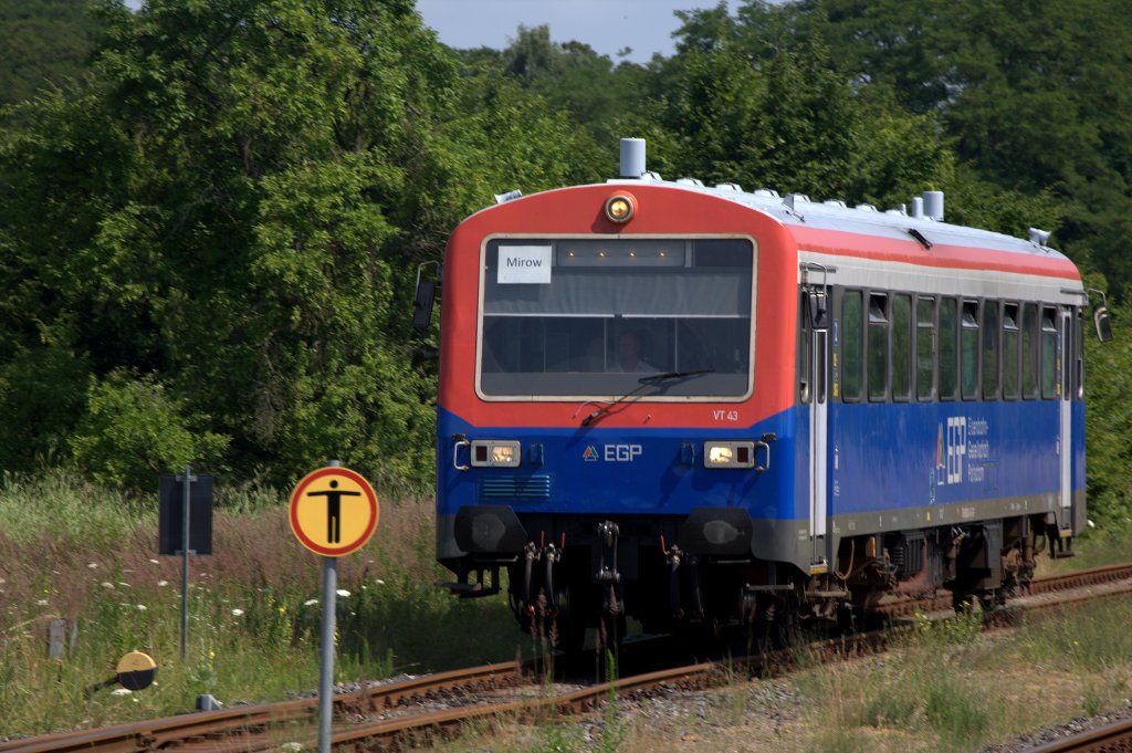 VT 43 der EGP bei der Einfahrt in Wesenberg  aus Neustrelitz kommend , Richtung Mirow , teilt sich mit 172 001 - 7 den Plandienst auf der Strecke Neustrelitz - Mirow. 08.07.2013  11:32 Uhr