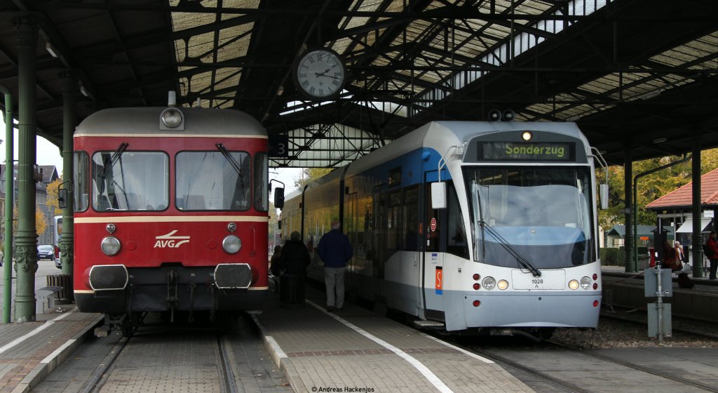VT 452 der AVG und TW 1028 der Saarbahn als Sonderzuge in Ettlingen Stadt 29.10.11. Das Bild entstand vom offenen B aus