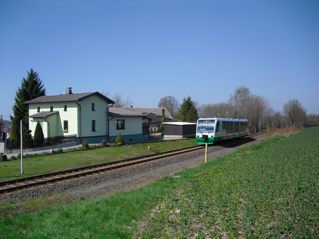 VT 46 (654 046-1) der Vogtlandbahn ist auf dem Weg nach Falkenstein/V. Hier in Rebesgrn/V. am 25.04.10.