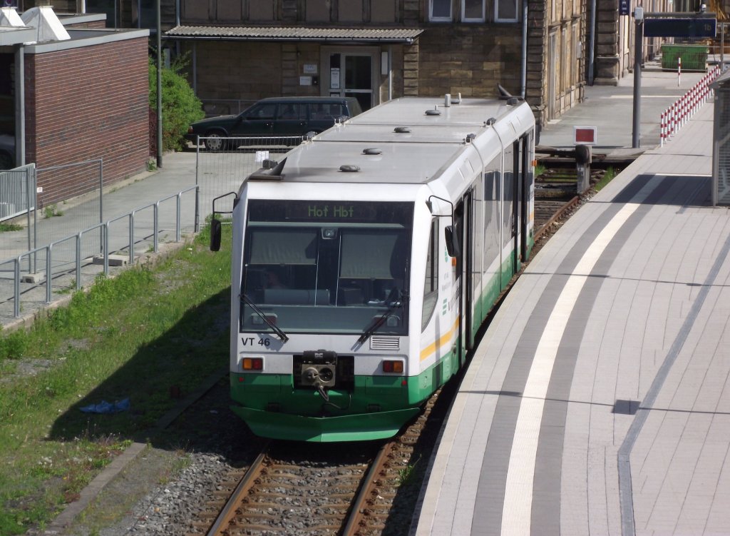 VT 46 der Vogtlandbahn steht am 7. Mai 2011 auf Gleis 1b in Hof Hbf.