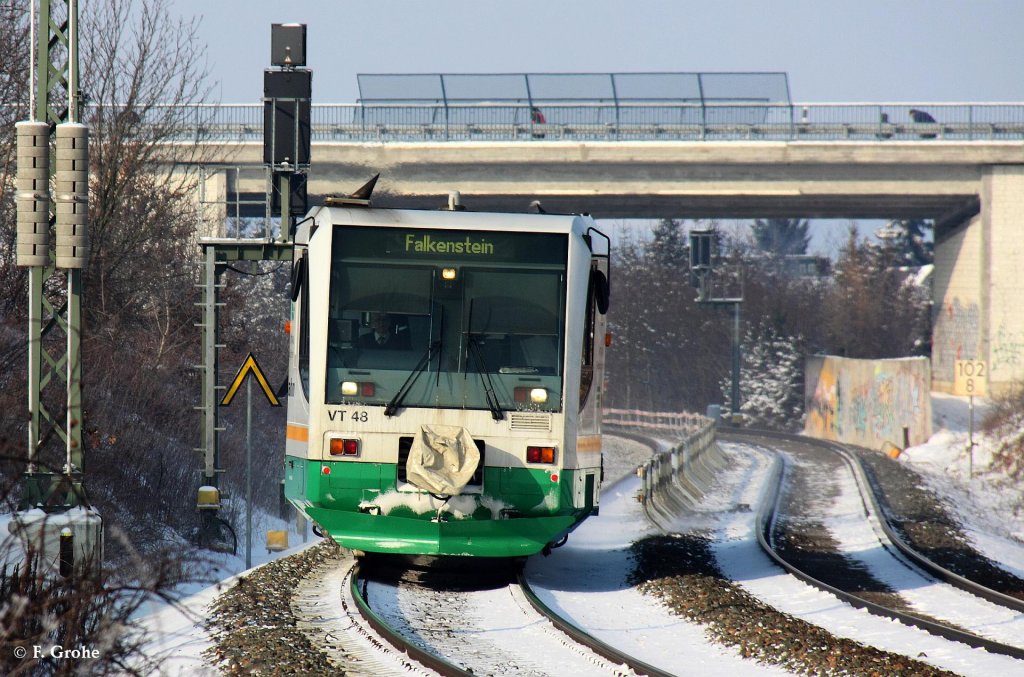 VT 48 Vogtlandbahn 654 048-7 als VBG 81063 Hof - Falkenstein, KBS 539 Herlasgrn - Falkenstein bzw. an dieser Stelle eigentlich noch KBS 544 Marianske Lazne - Zwickau, fotografiert vor Herlasgrn am 11.02.2012