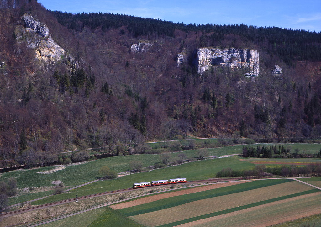 Vt 5 + VB 15 + VS 18 mit Schlerzug 6452 im Donautal bei Fridingen, 02.05.1997.