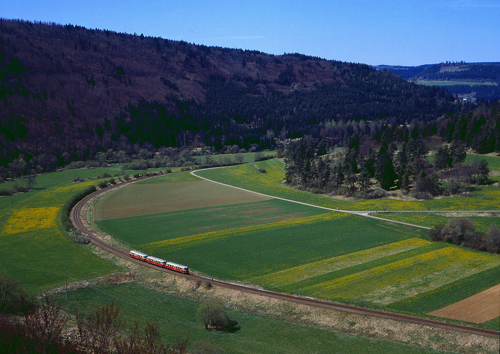 Vt 5 + VB 15 + VS 18 mit Schlerzug 6452 im Donautal bei Fridingen, 02.05.1997.