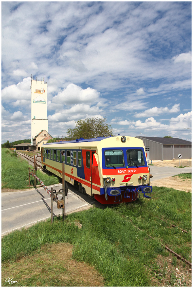 VT 5047.001 fhrt als Erlebniszug EZ 7393 von Ernstbrunn nach Korneuburg. Wetzleinsdorf 6.5.2012