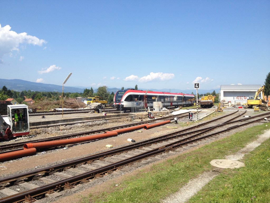 VT 5063.006 am 07.07.2012 auf der Strecke S61 (Wies Eibiswald - Lieboch - Graz Hbf) als R 8560 bei der Einfahrt in den Bahnhof Lieboch. Wie man am Bild erkennen kann sind hier gerade die Bauarbeiten fr den neuen Bahnsteig und die Renovierung der Gleisanlage voll im gang.