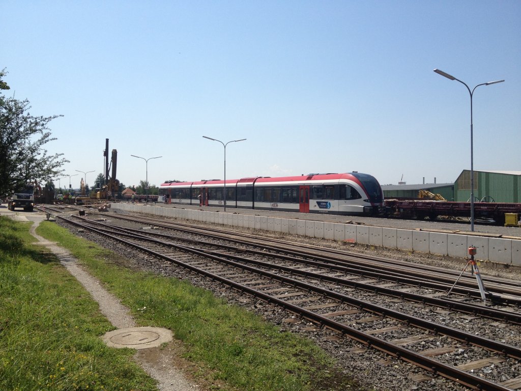 VT 5063.006 am 07.07.2012 auf der Strecke S61 (Wies Eibiswald - Lieboch - Graz Hbf) als R 8560 beim Halt mitten in der Baustelle des Bahnhofs Lieboch. Wie man am Bild erkennen kann sind hier gerade die Bauarbeiten fr den neuen Bahnsteig und die Renovierung der Gleisanlage voll im gang. Im Hintergrund kann man auch die Bauarbeiten fr den Unterfhrungstunnel zum Bahnsteig erkennen.