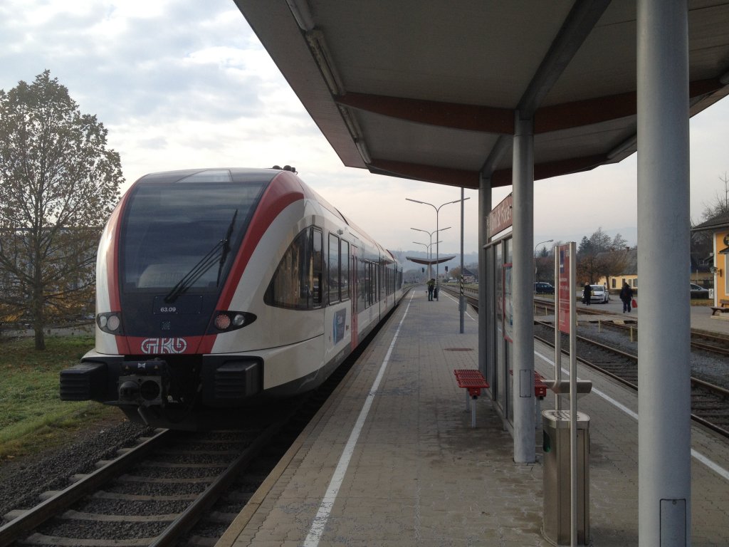 VT 5063.009 als R 8533 (Graz Hbf - Lieboch - Wies Eibiswald) am 11.11.2012 beim Halt im Bahnhof Gro St. Florian. Im Hintergrund sieht man bereits das auf grn gestellte Ausfahrtshauptsignal.