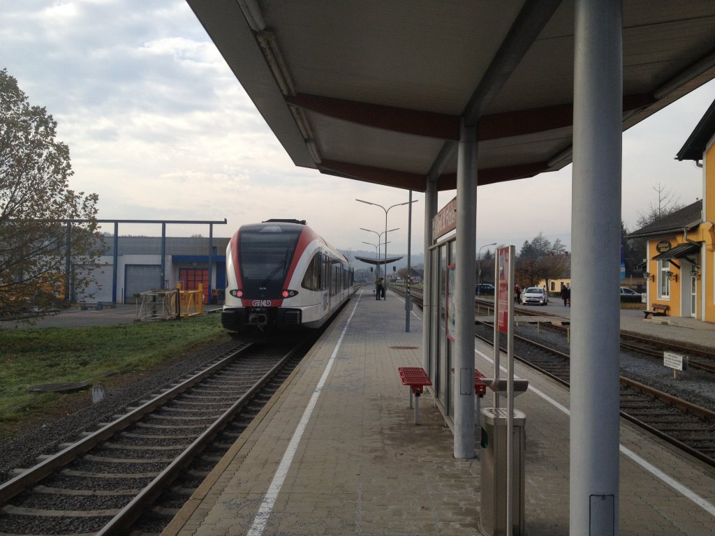 VT 5063.009 als R 8533 (Graz Hbf - Lieboch - Wies Eibiswald) am 11.11.2012 bei der Ausfahrt aus dem Bahnhof Gro St. Florian. Im Hintergrund sieht man bereits das auf grn gestellte Ausfahrtshauptsignal.