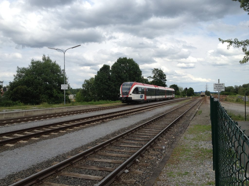 VT 5063.009 als R 8583 am 23.6.2012 bei der Einfahrt in den Bahnhof Deutschlandsberg. An Samstagen kreuzen sich hier zu jeden vollen Stunde die Zge. So auch dieser Zug. Er trifft hier auf R 8570 der heute von VT 5063.002 gefahren wird.