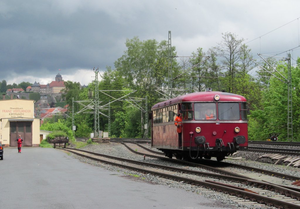 VT 51 (796 757) der HWB rollt am 16. Mai 2012 ber das Anschlussgleis des Kronacher Minerallwerkes.
