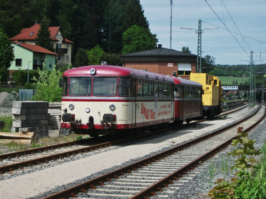 VT 51 (796 757)  Konrad Bier  und VS 34 (998 908) der HWB stehen am 18.Mai 2012 abgestellt auf Gleis 6 in Kronach.