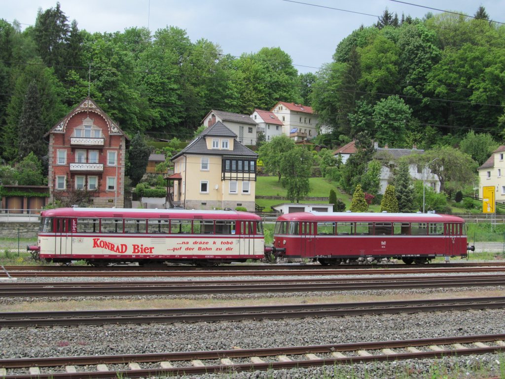 VT 51 (796 757) und VS 34 (998 908) der HWB stehen am 16. Mai 2012 auf Gleis 6 in Kronach abgestellt.