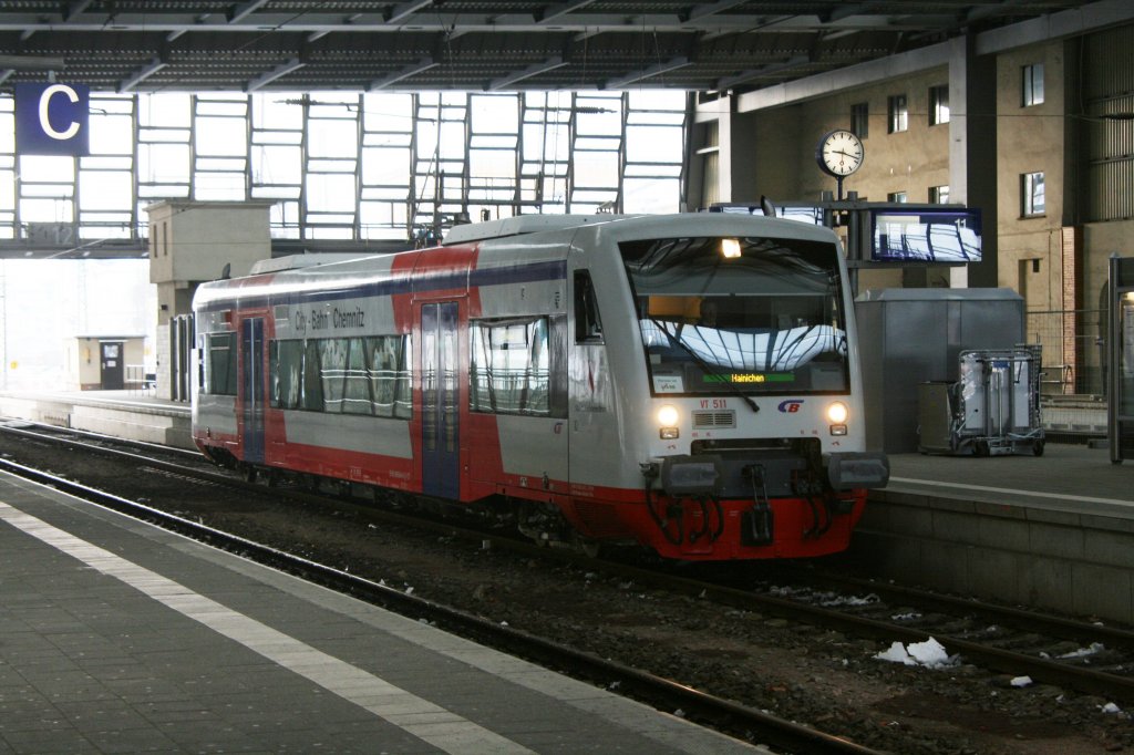 VT 511 der City-Bahn Chemnitz vor der Abfahrt nach Hainichen.Chemnitz(Hbf.)28.01.2011.