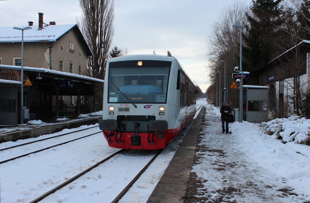 VT 514 der Citybahn Chemnitz in Wittgensdorf Mitte nach Burgstdt. Das Bild ist keine Fotomontage, der TF hat in Chemnitz Hbf vergessen das Spitzenlicht umzuschalten.04.12.2012