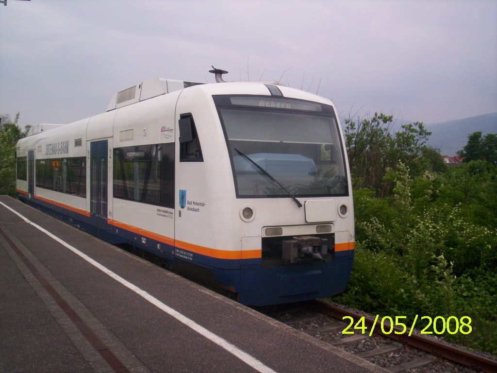 VT 514 der Ortenau-S-Bahn steht am 24.05.08 im Bahnhof Achern auf Gleis 10.Er wird in krze die Fahrt nach Ottenhfen antreten