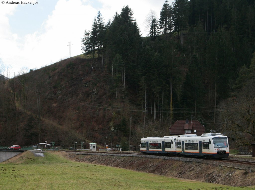 VT 515 und 532 der OSB als OSB87339 (Bad Griesbach(Schwarzwald)-Fr eudenstadt Hbf) bei St.Roman 21.2.10