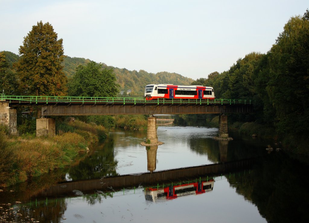 VT 515 der City Bahn Chemnitz berquert als CB 82526 auf dem Weg von Chemnitz nach Hainichen die Zschopau zwischen den Halten in Niederwiesa und Braunsdorf-Lichtenwalde. 22.09.09